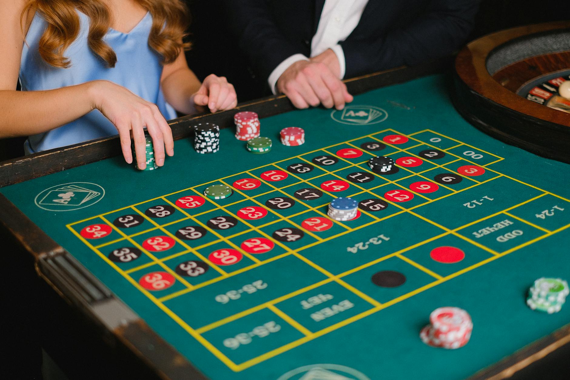 Một số trò như blackjack hoặc roulette cơ bản thường dễ tiếp cận hơn với người mới.